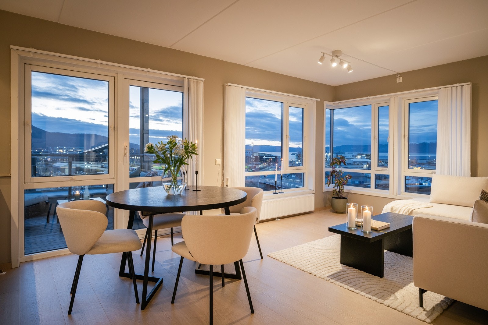 Nydelige lysforhold i hele boligen med rikelige vindusflater og beliggenhet på enden. Galleribilde