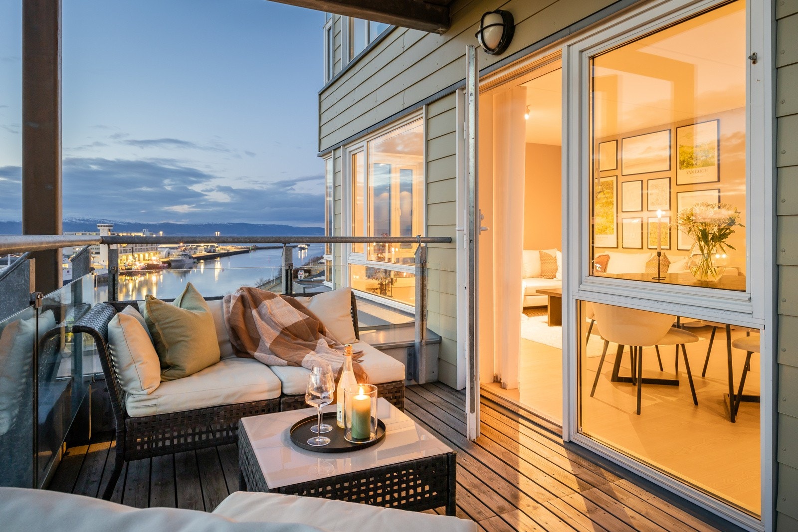 Terrassen nyter ypperlige solforhold fra ca. kl. 12 og frem til solnedgang på sommerstid. Galleribilde