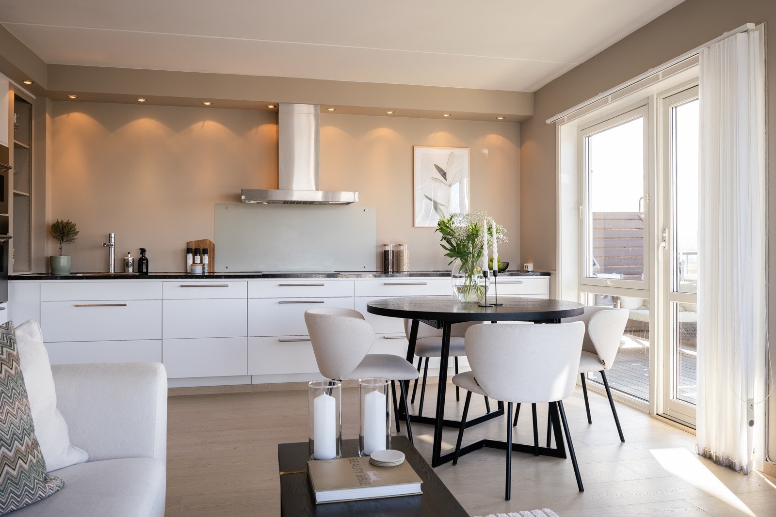 Kjøkkenet er utstyrt med integrert mikrobølgeovn, stekeovn, oppvaskmaskin og koketopp (ny i 2025) med mekanisk avtrekksvifte over. Galleribilde