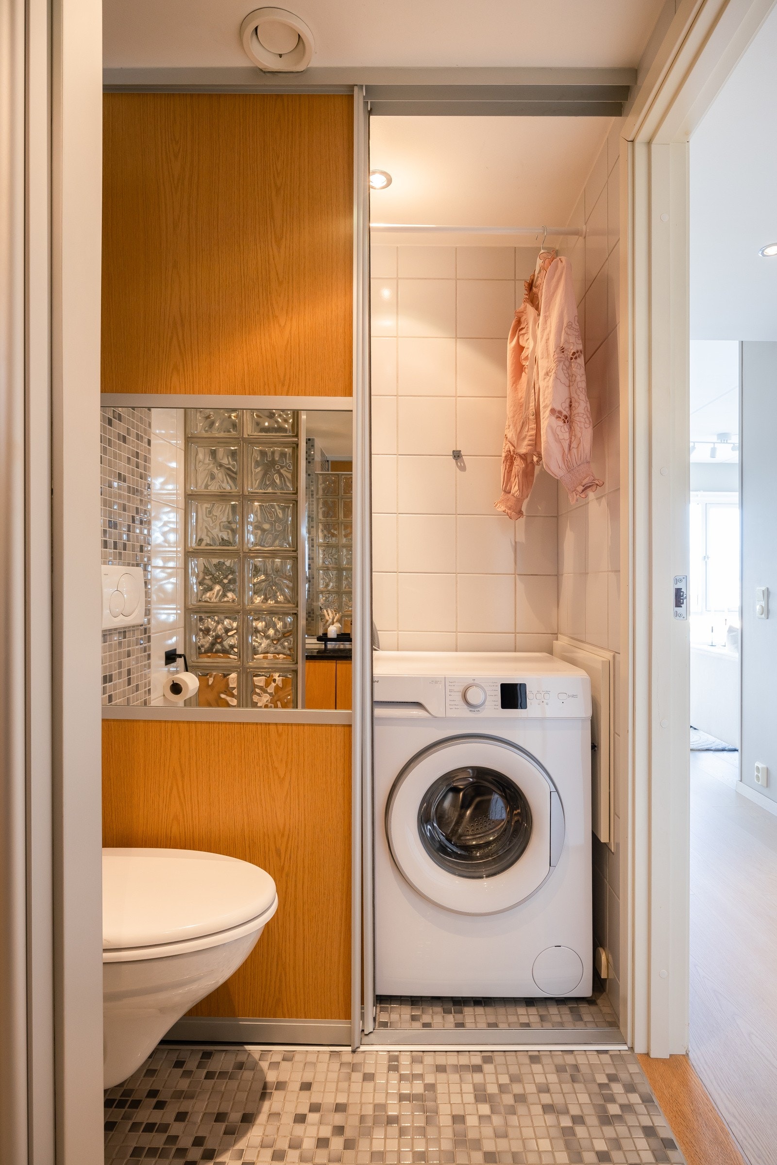 Vaskesonen er kledelig skjult av skyvedører som i tillegg bidrar til ekstra lagringsplass. Galleribilde