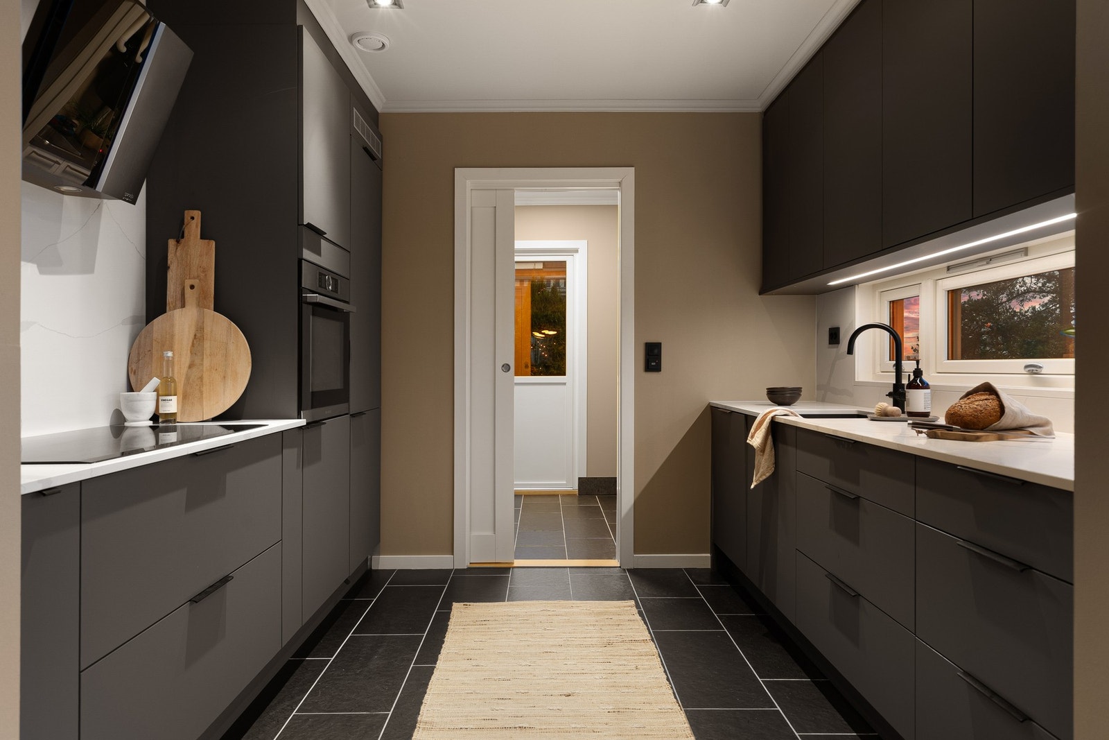 Moderne innredning med integrerte hvitevarer. Galleribilde