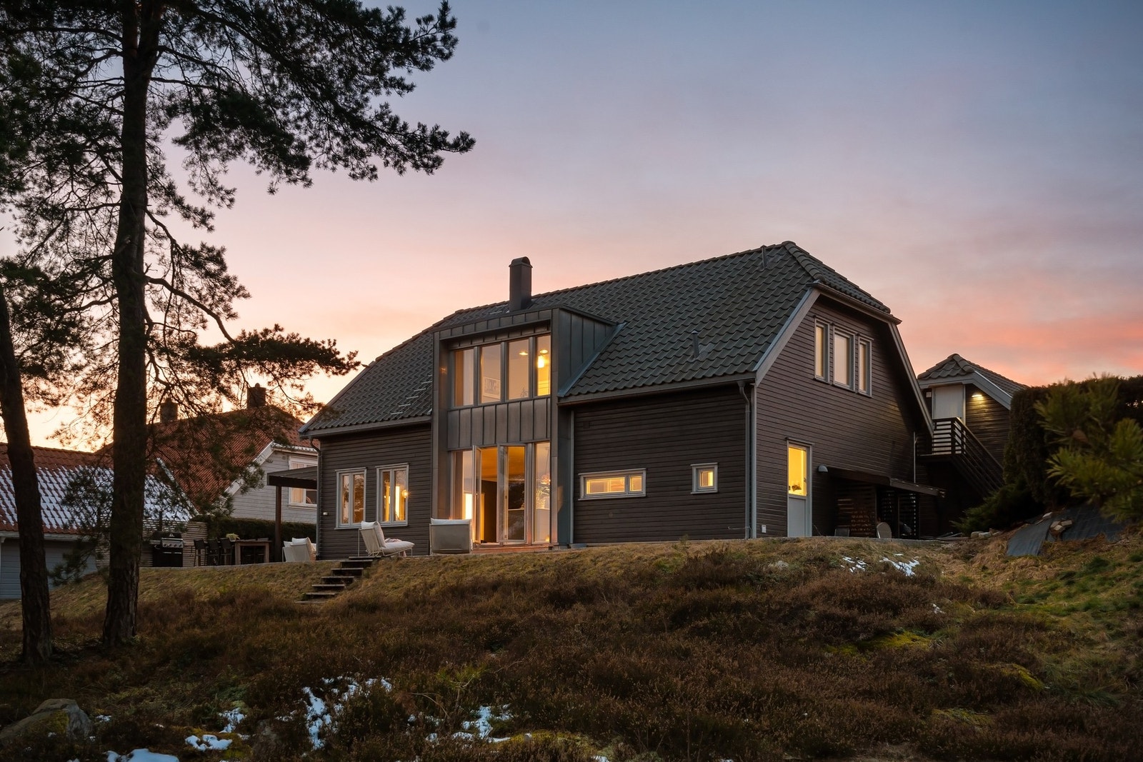 Huset inneholder blant annet 4 soverom, 2 bad, stue og loftstue. Galleribilde