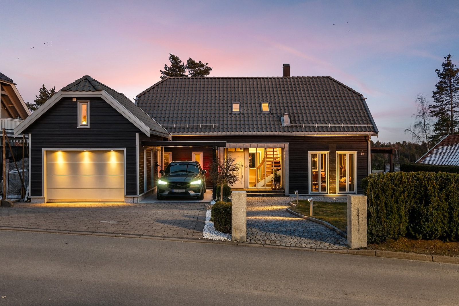 Eiendommen har meget flotte uteområder, med utstrakt bruk av stein og utebelysning. Galleribilde