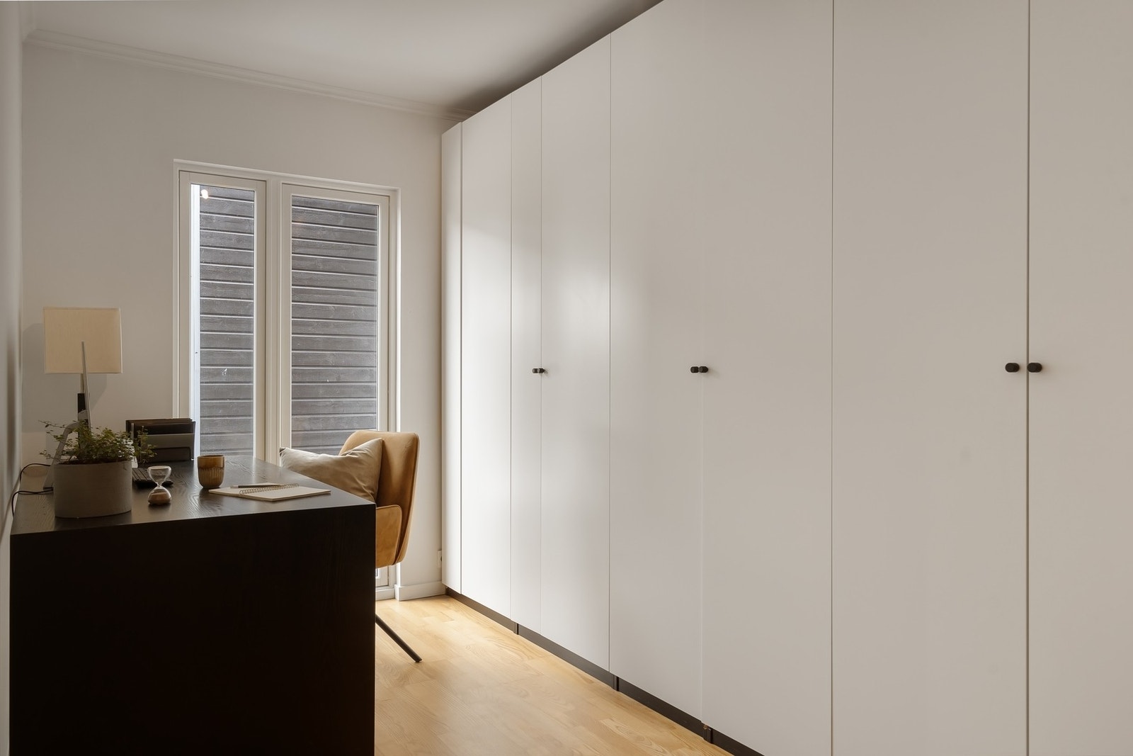 Soverommet i 1. etasje benyttes som kontor og garderobe. Galleribilde