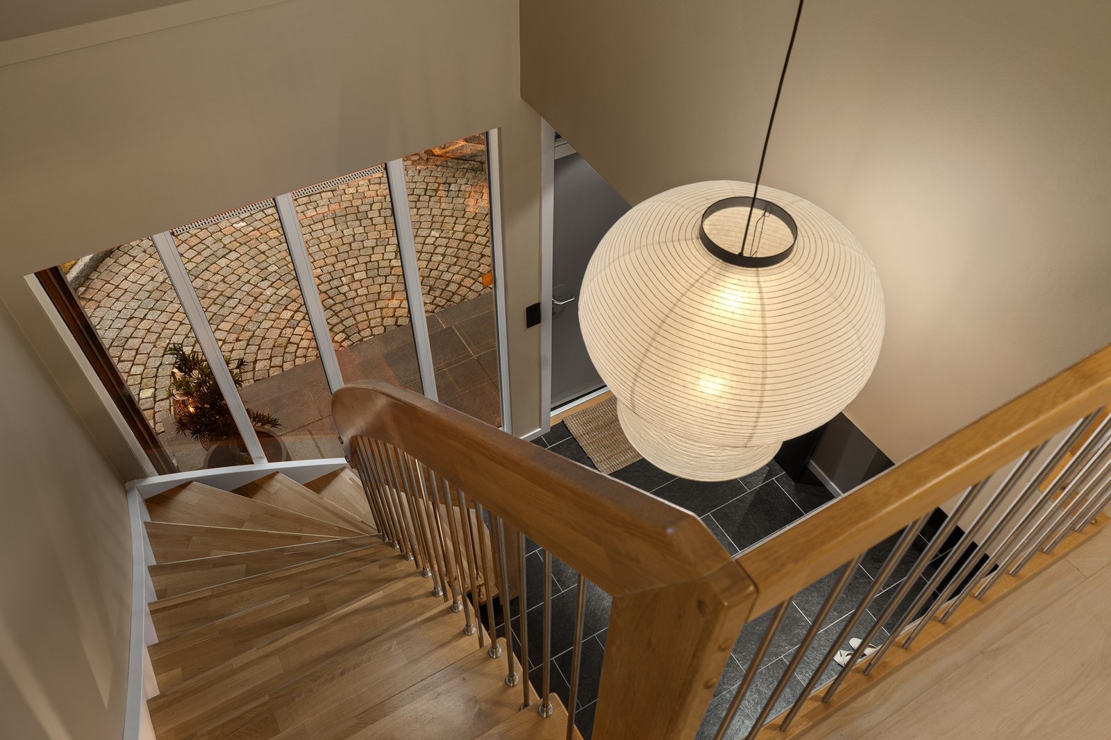 2. etasje inneholder loftstue, 3 soverom, baderom, kott og garderobe. Galleribilde