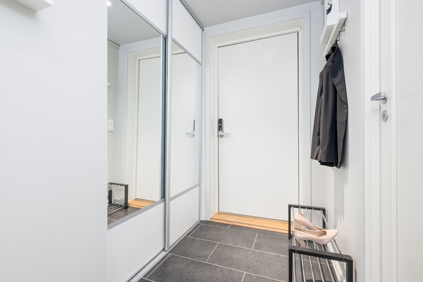 Inngang/korridor med varme i gulv. Det er god plass til oppheng av sko og yttertøy i garderobeskap. Galleribilde