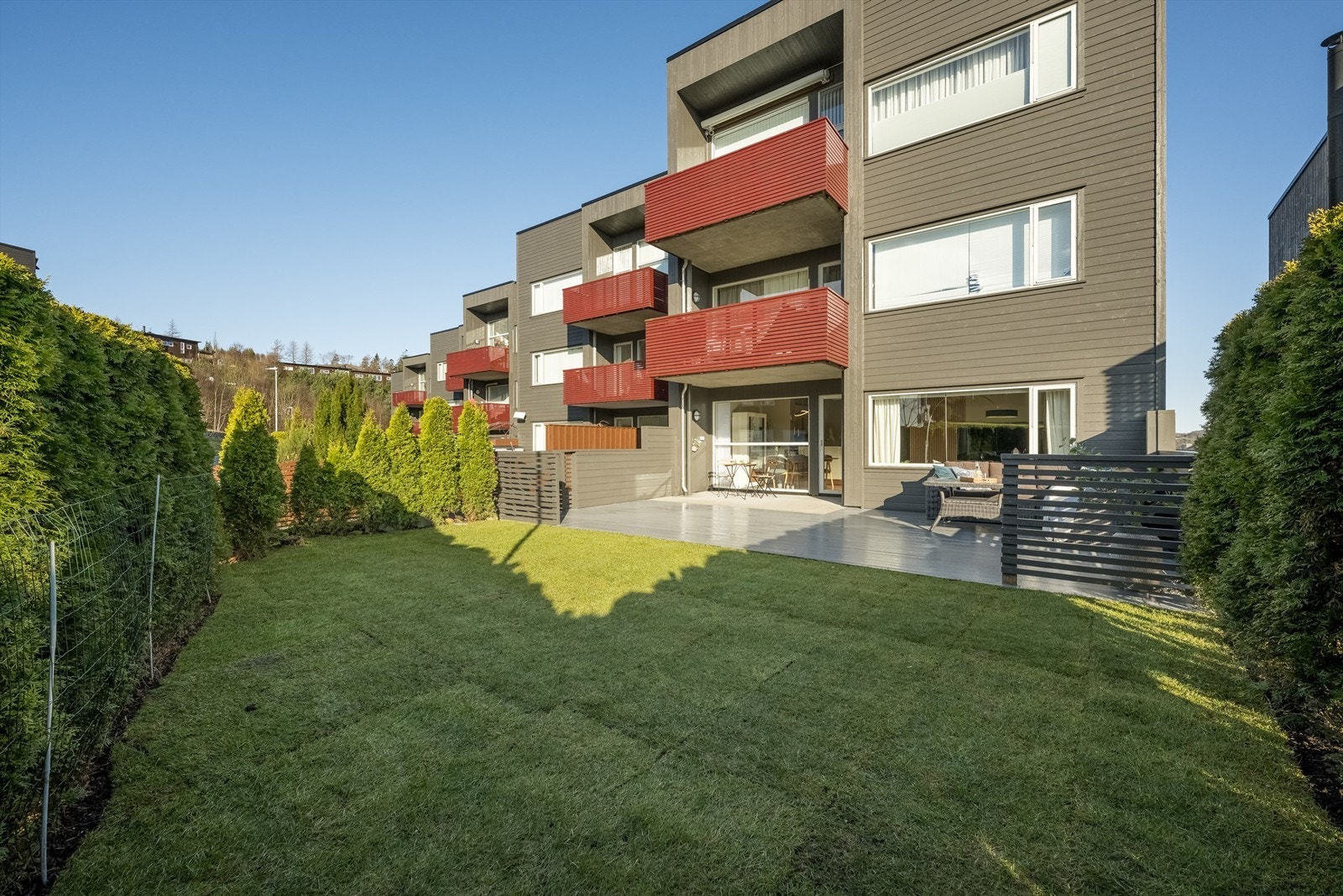 Eiertomt på 89,2 kvm. Tomten inneholder en privat solrik hage og terrasse. Galleribilde