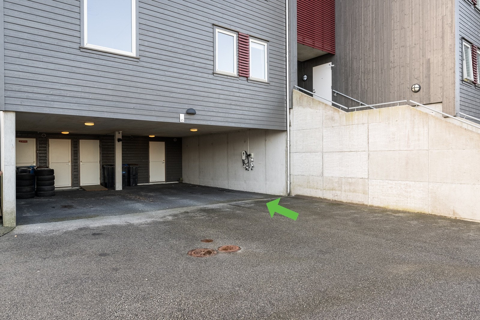 Egen parkeringsplass under tak og ladeboks for elbil er montert. Galleribilde