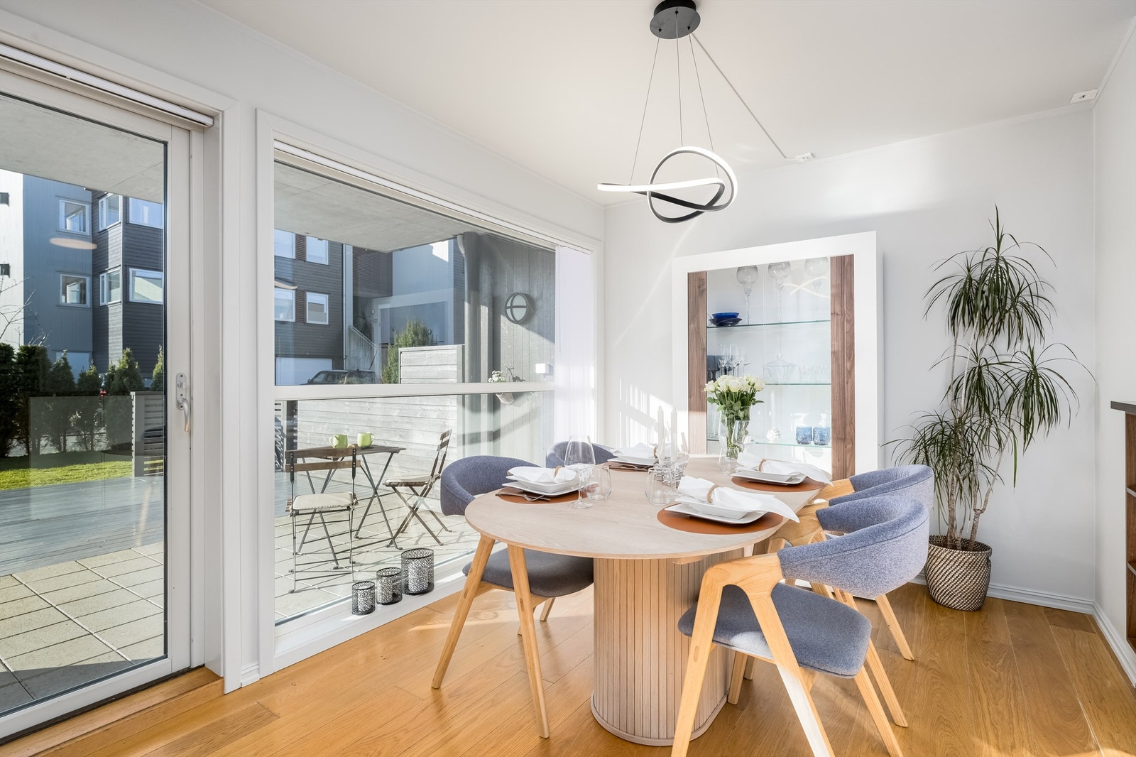 Herfra har man direkte utgang til en solrik hage og terrasse, perfekt for utendørs avslapning og hygge. Galleribilde