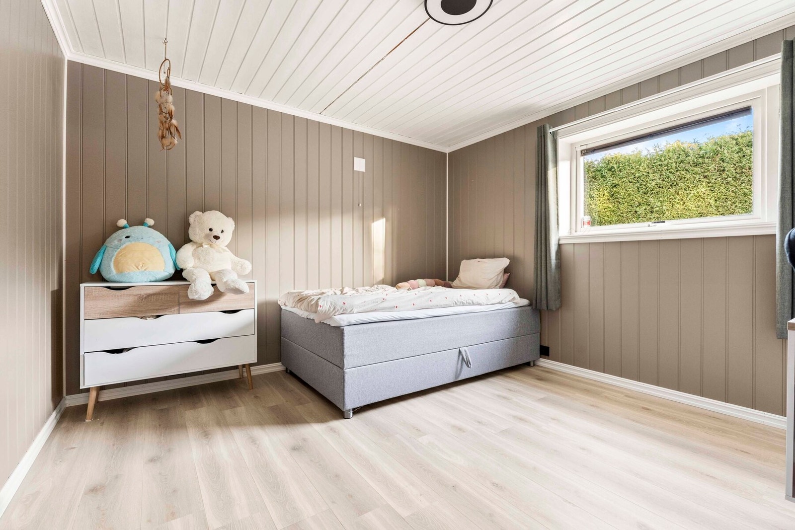 Huset tredje soverom er romslig og med flere bruksmuligheter. Galleribilde