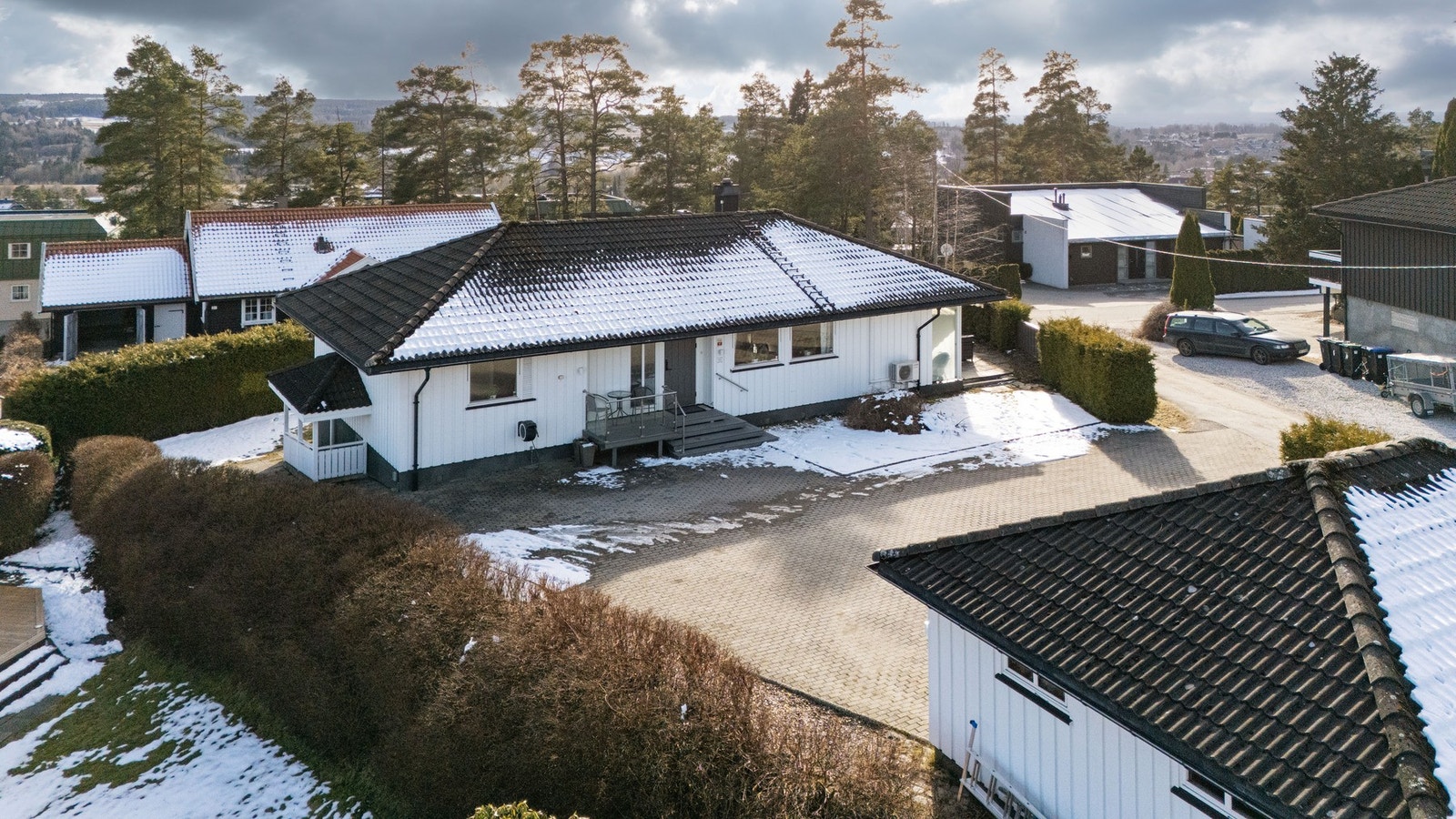 Tomten er skjermet og omkranset av hekk Galleribilde