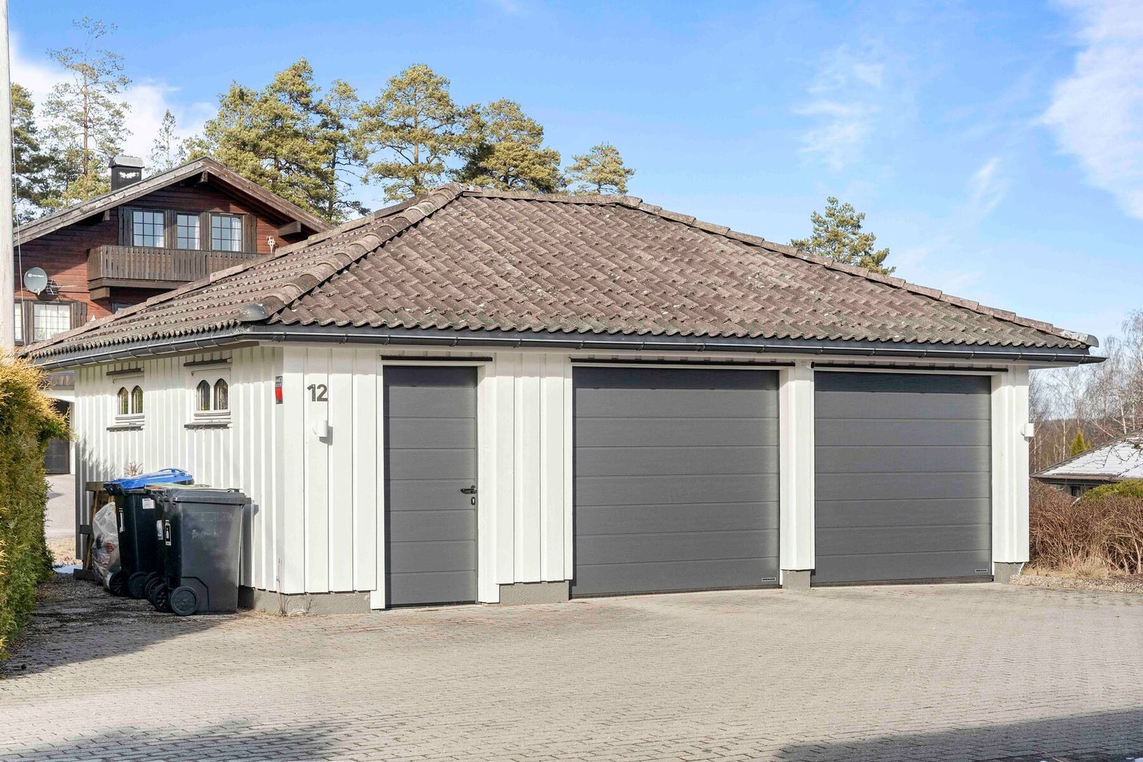 Stor dobbeltgarasje på 46kvm med mye lagringsplass. Elbillader er installert Galleribilde