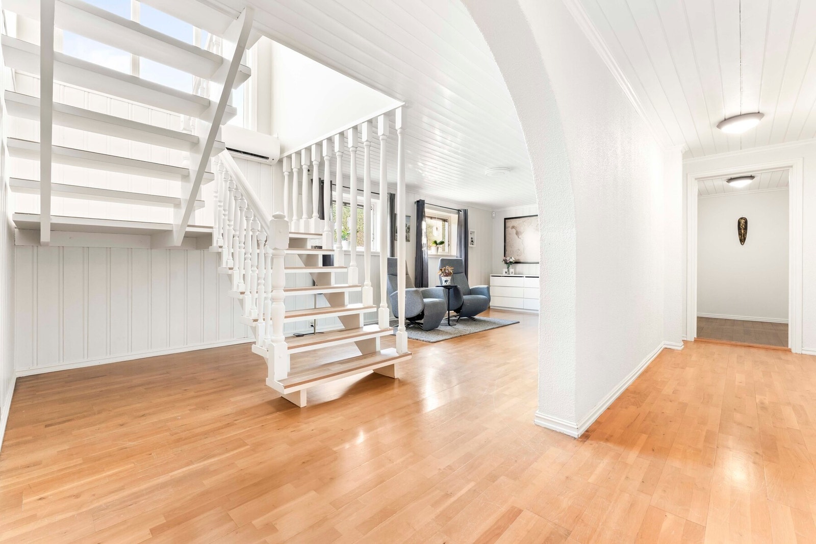 Hallen nede er romslig og lys og med muligheter for lagring under trappen Galleribilde