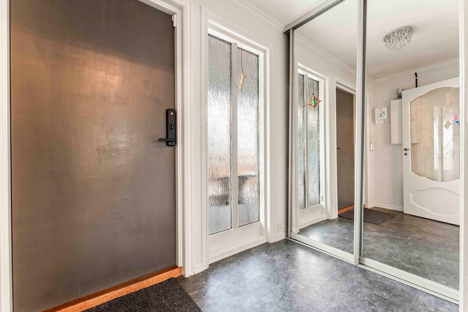 Lys og romslig entrè med skyvedørsgarderobe Galleribilde