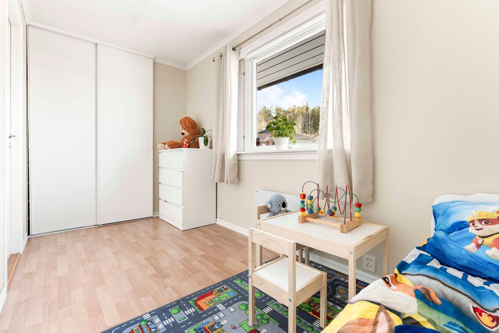 Soverommet har også garderobe Galleribilde