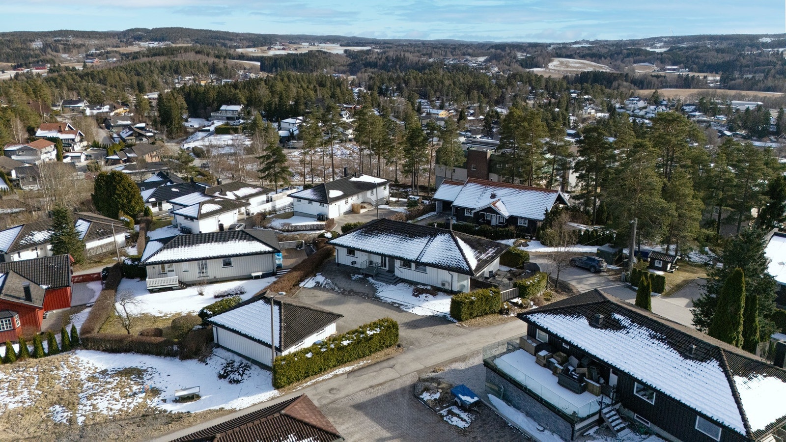 Rolig og barnevennlig område med kort vei til skoler, butikker mm. Trygg gangvei Galleribilde