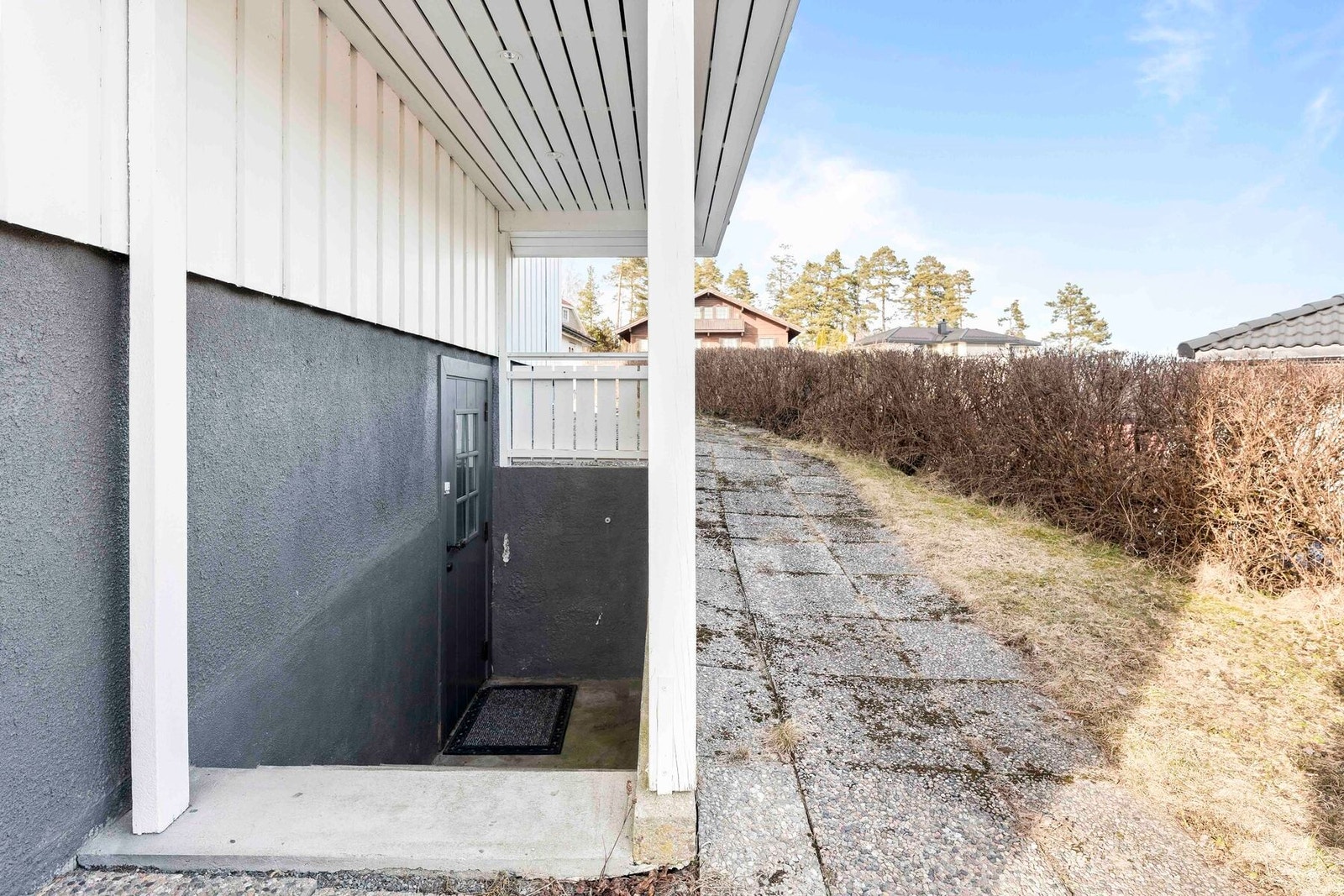 På baksiden har man også en egen inngang ned til underetasjen Galleribilde