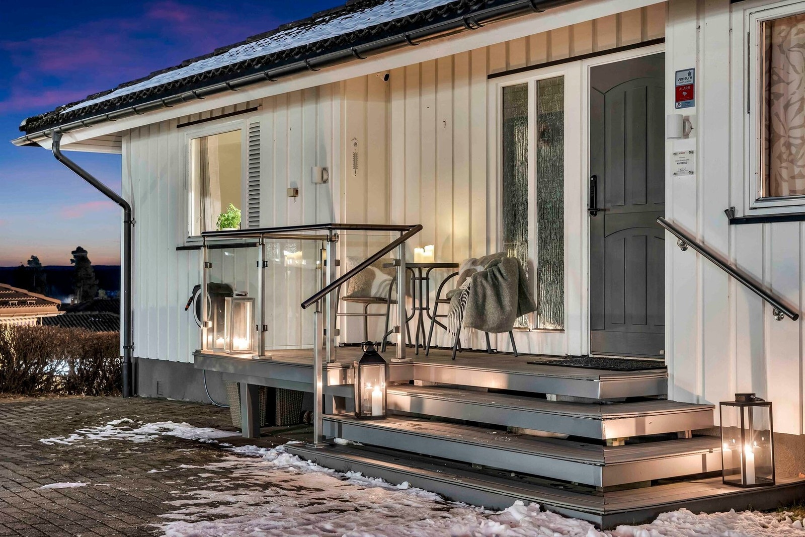 Pent opparbeidet inngangsparti med plass til en sittegruppe Galleribilde