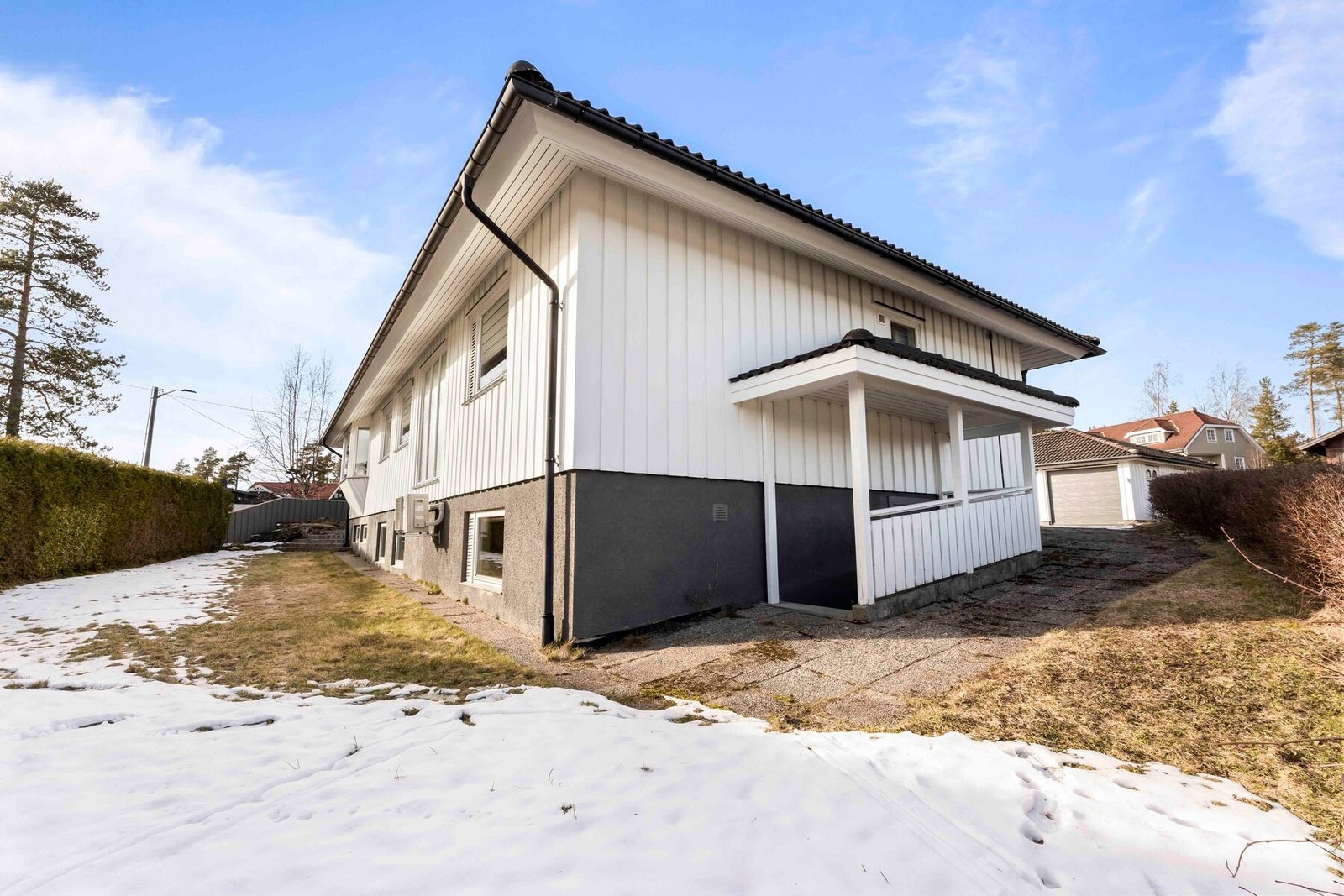 På baksiden av huset har man en pent opparbeidet hage/gressplen Galleribilde