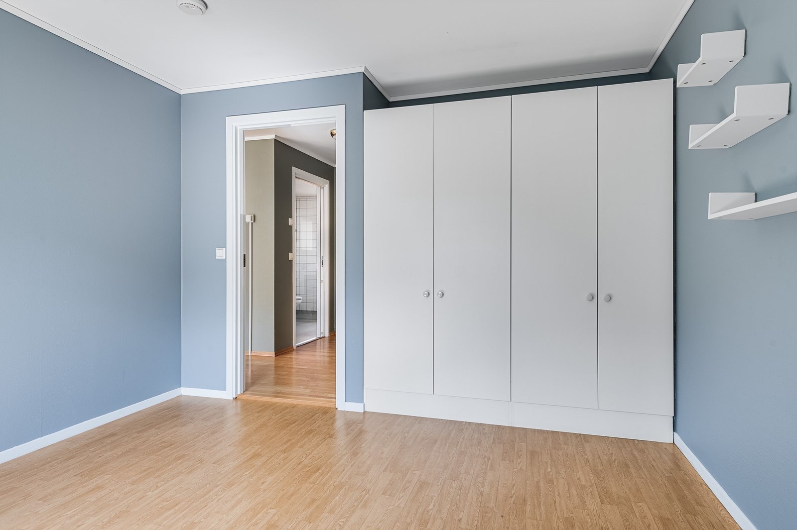 God plass til dobbeltseng og nattbord på hver side Galleribilde