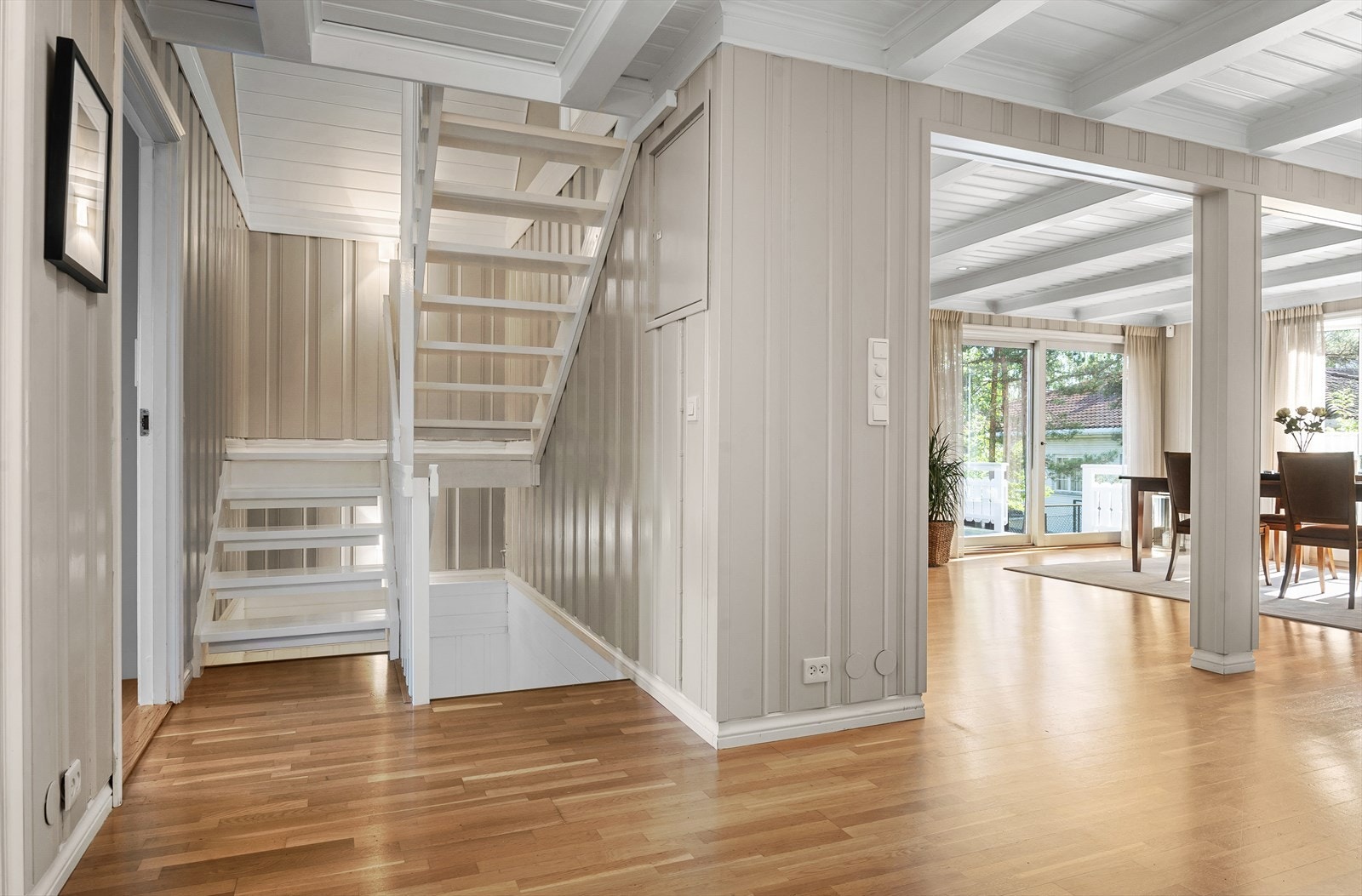 Trapperom tar deg opp til 2. etasje og ned til underetasje. Galleribilde