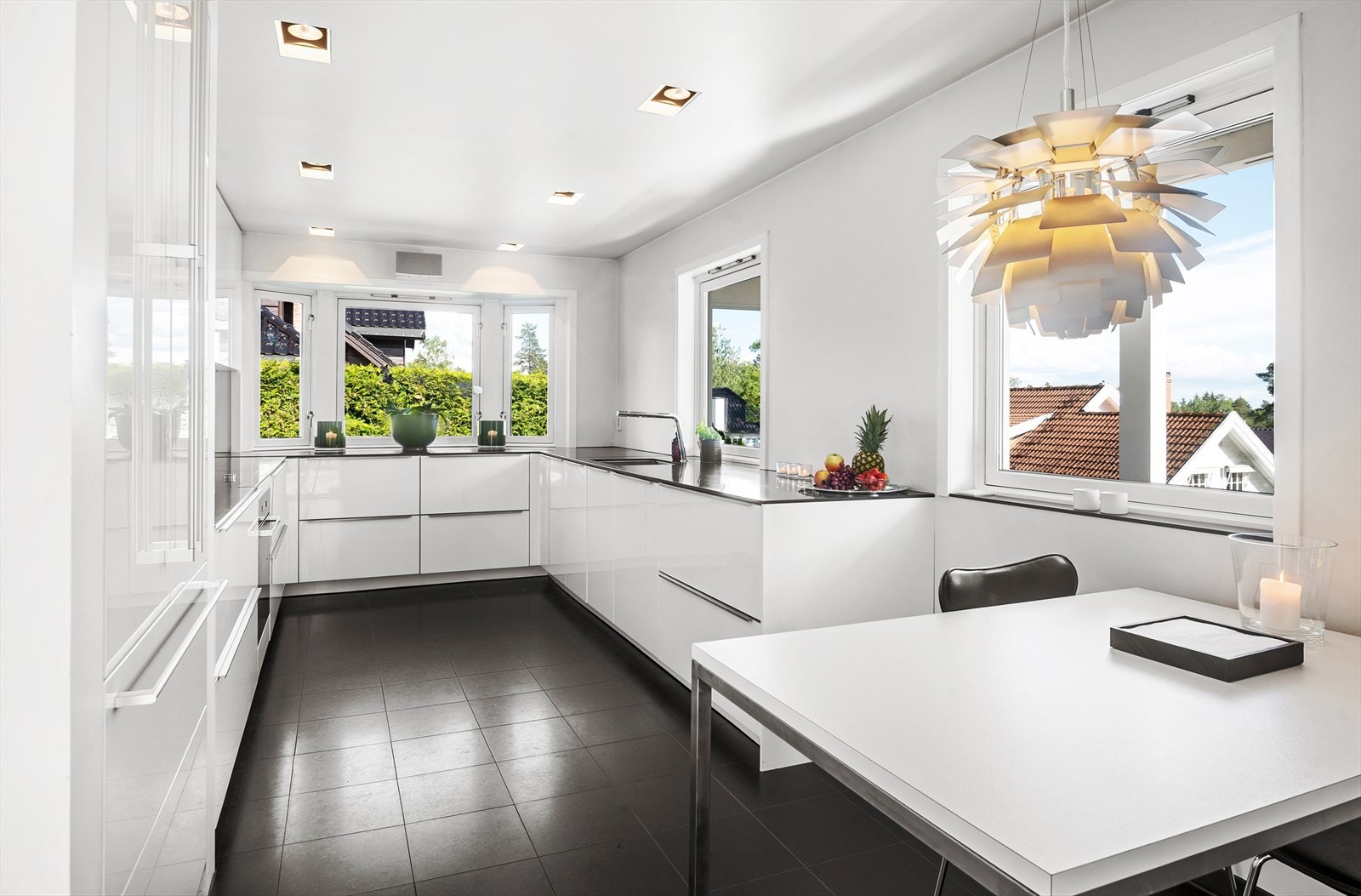 Kjøkken fra Siematic fra 2011 med speilblanke glatte folierte fronter. Galleribilde