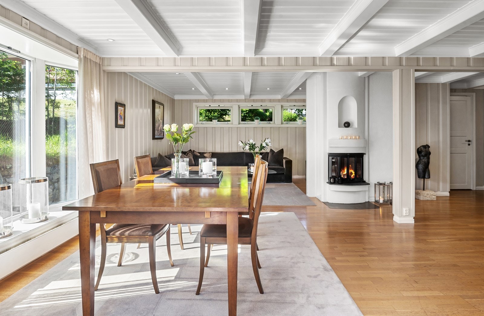 Romslig stue med god plass til sofagruppe og spisebord. Lys fra 3 sider. Galleribilde