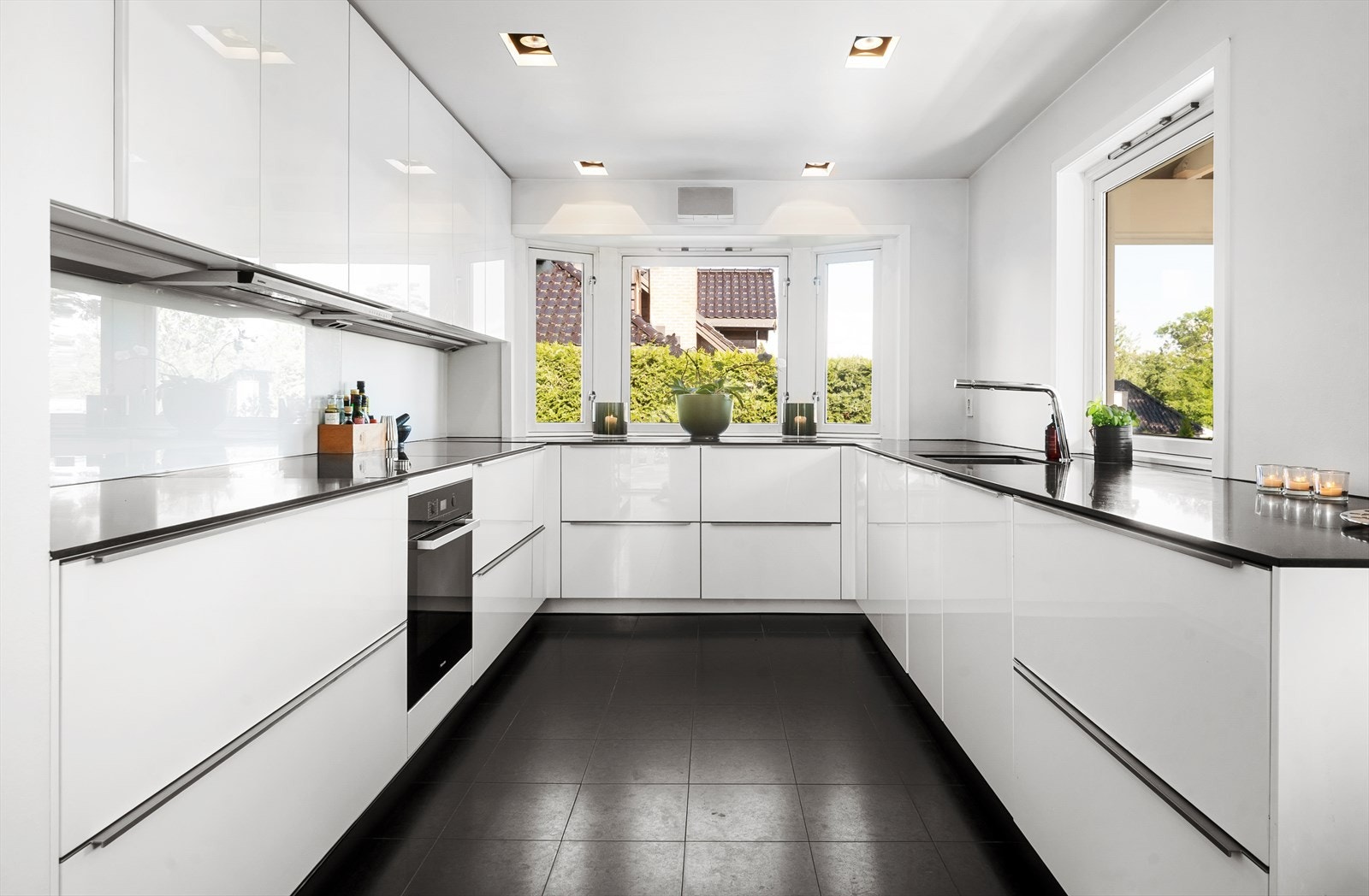 Kompositt benkeplate. 1 rustfri underlimt kum. Integrerte hvitevarer som stekeovn, komfyr med keramisk topp, oppvaskmaskin, kjøleskap og fryser. Galleribilde