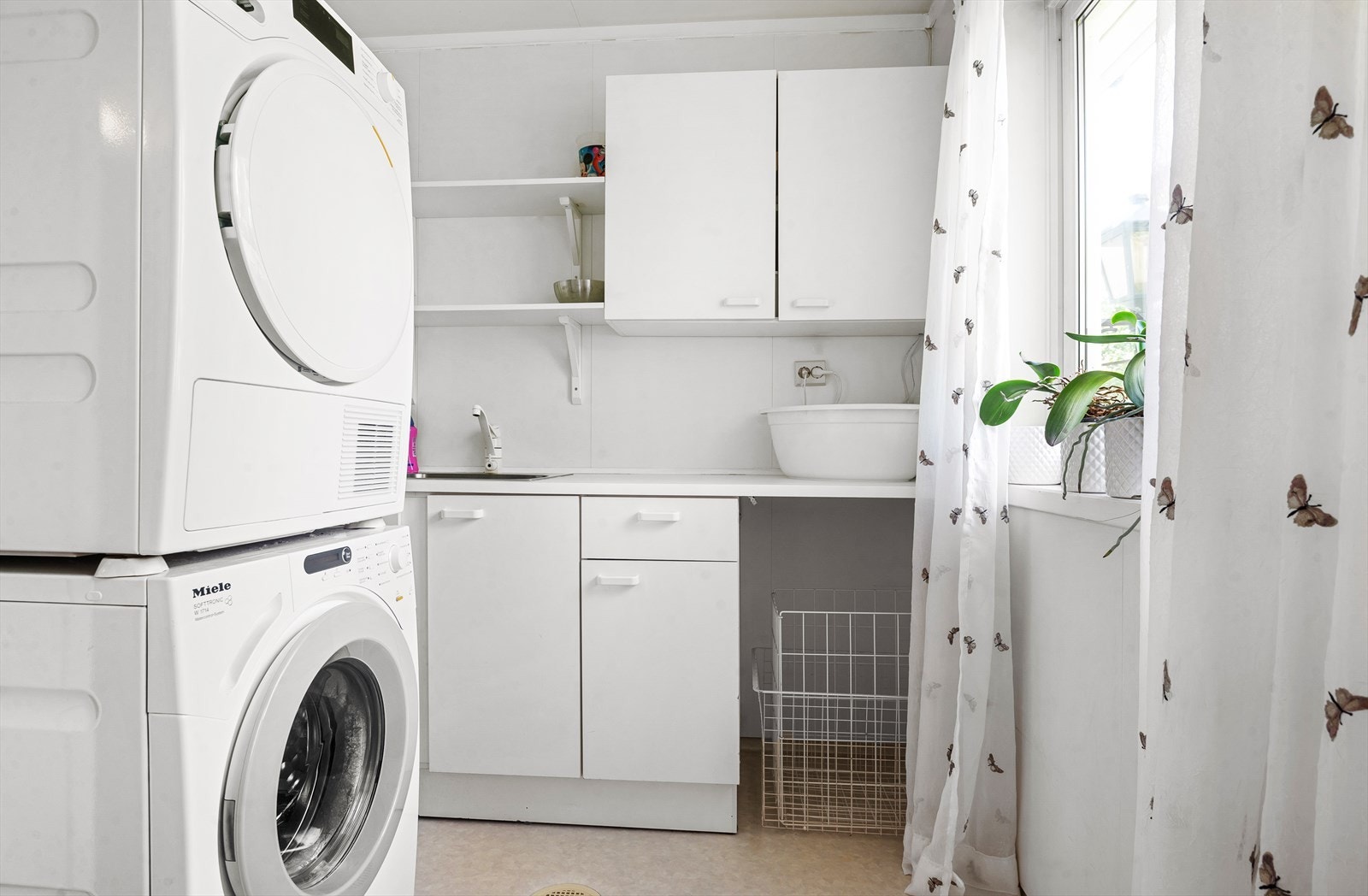 Vaskerom i 1. etasje. Adkomst fra utsiden er svært praktisk. Galleribilde