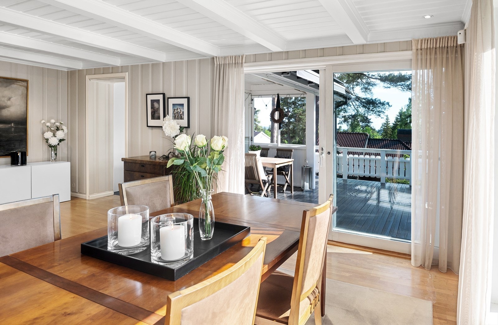 Utgang til romslig og solrik terrasse med trapp ned til hagen. Galleribilde