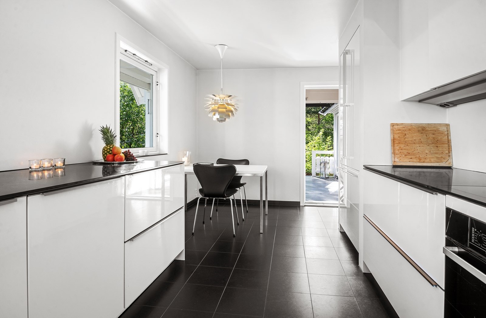 God plass til spisebord. Utgang til stor og solrik terrasse med trapp ned til hage. Galleribilde