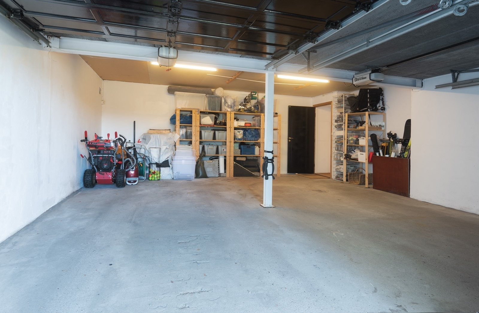 Stor dobbelgarasje med direkte adkomst til huset. Det er elbillader. Galleribilde