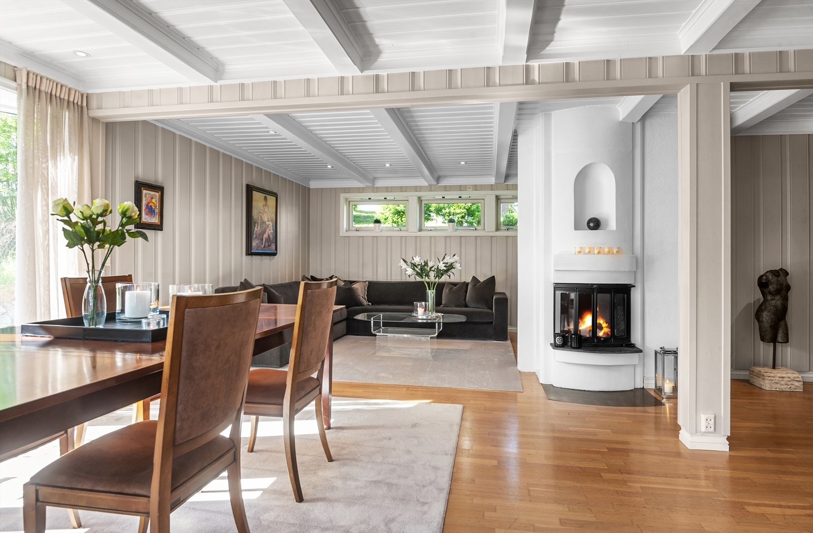 Peisovn som midtpunkt i stuen. Galleribilde