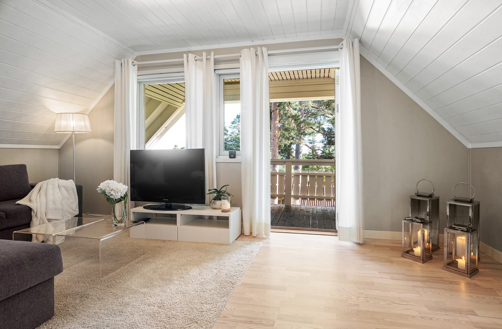 Soverom 4/loftsstue. Utgang til solrik terrasse med hyggelig utsikt. Galleribilde