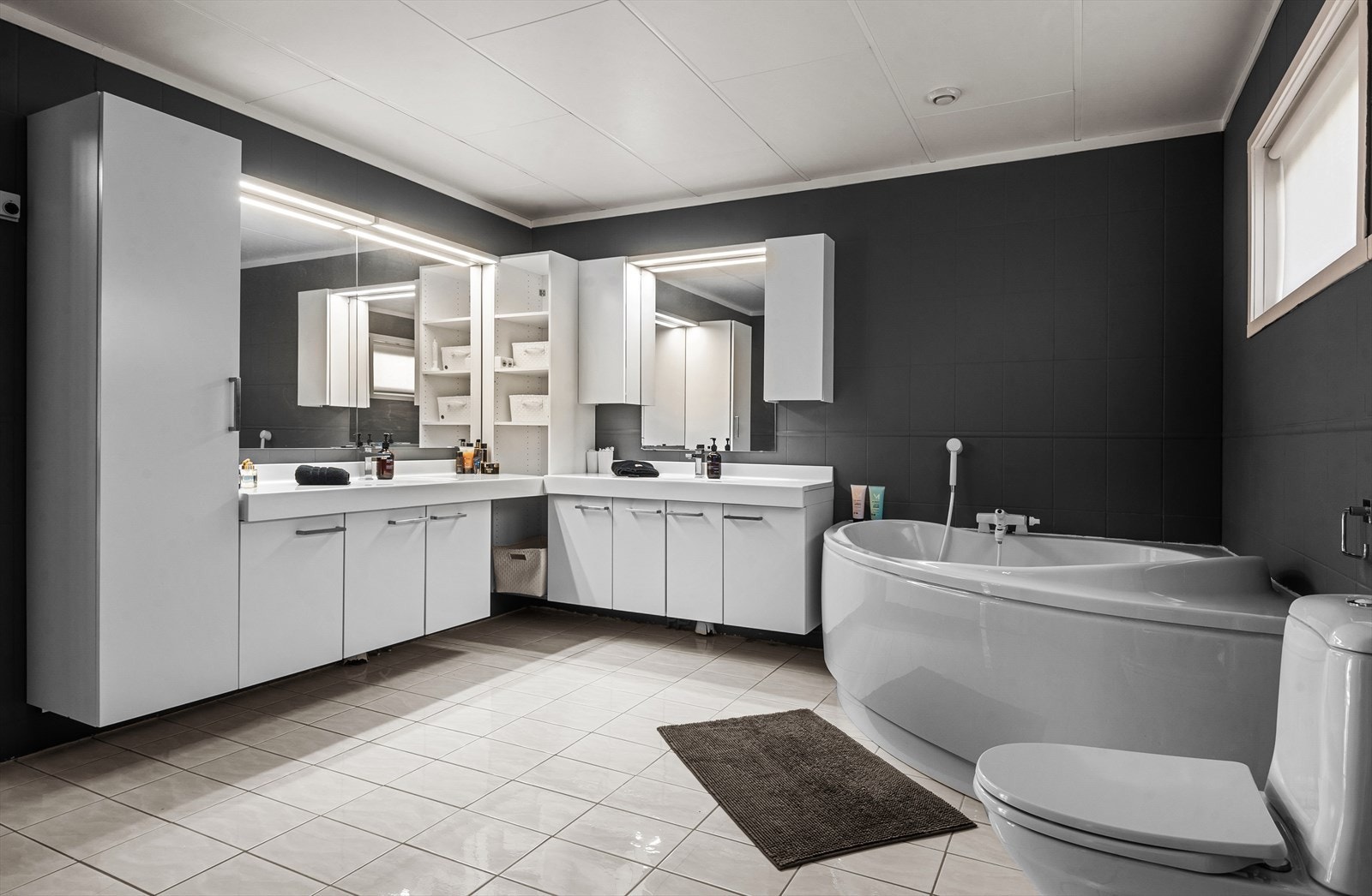 Stort bad med adkomst fra hovedsoverom og gang i 1. etasje. Galleribilde