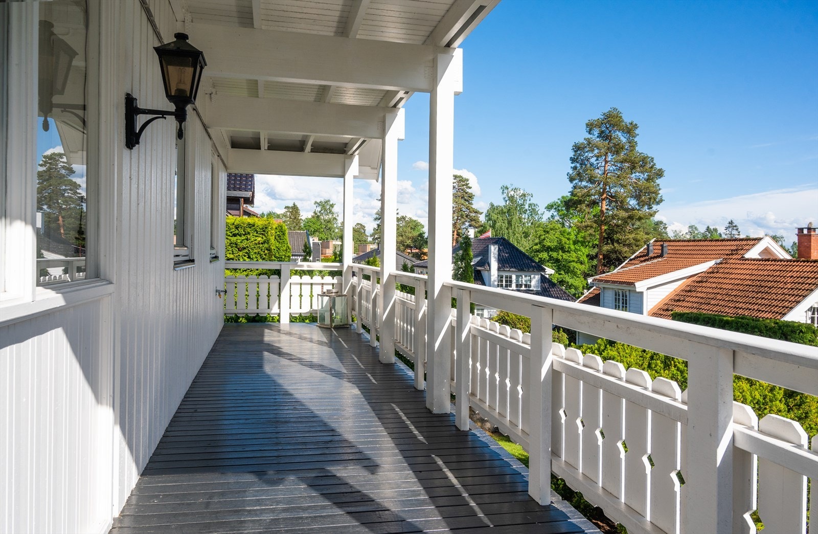 Hyggelig utsikt over nabolaget. Galleribilde