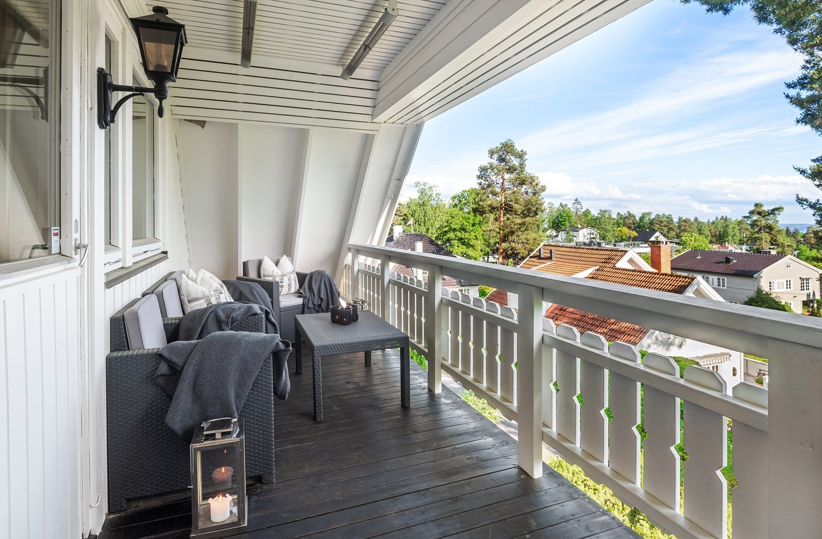 Terrasse med adkomst fra soverom 4/loftsstue. Galleribilde