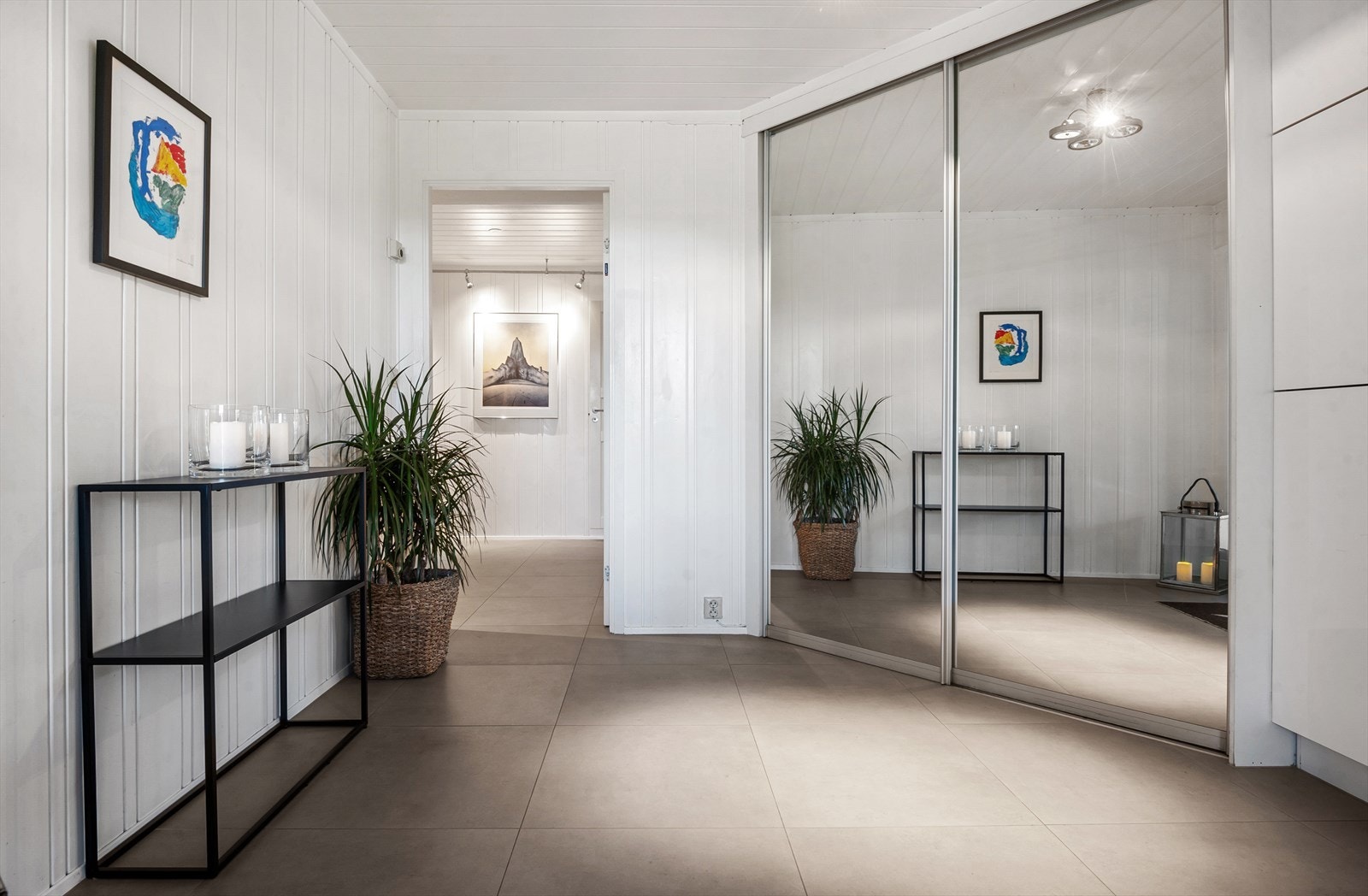 God plass til oppbevaring i romslige garderober. Galleribilde