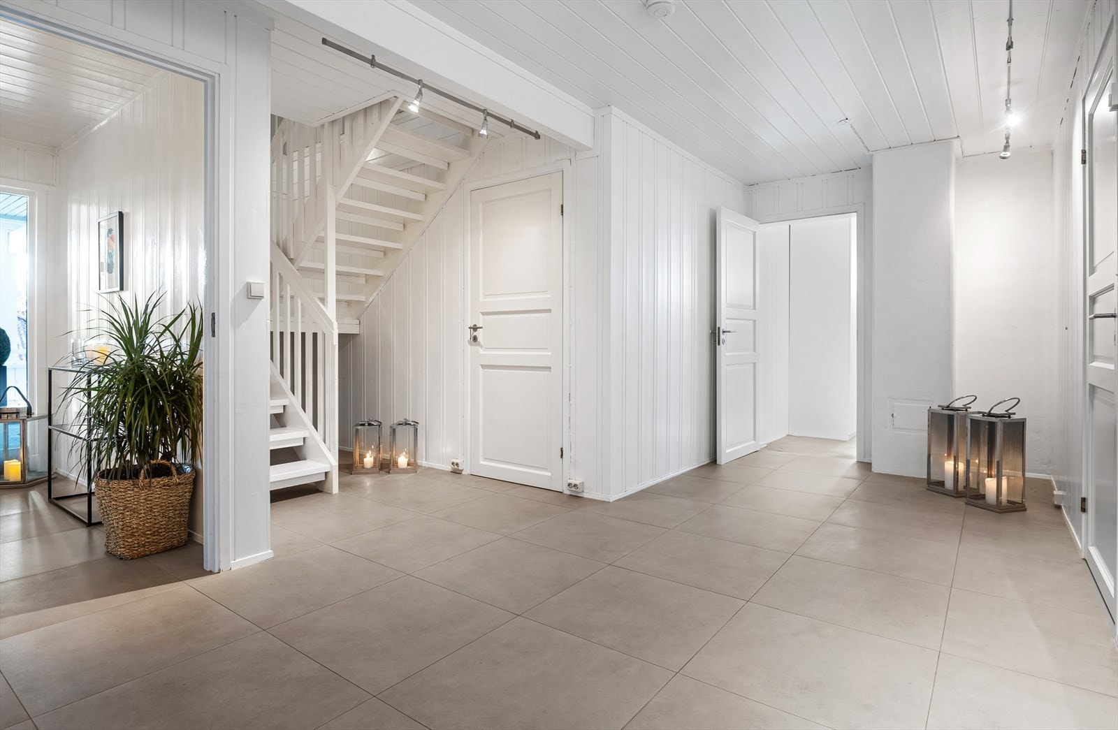 Hall. Flislagte gulv med varmekabler. Direkte adkomst fra dobbelgarasje og inn til hallen. Galleribilde