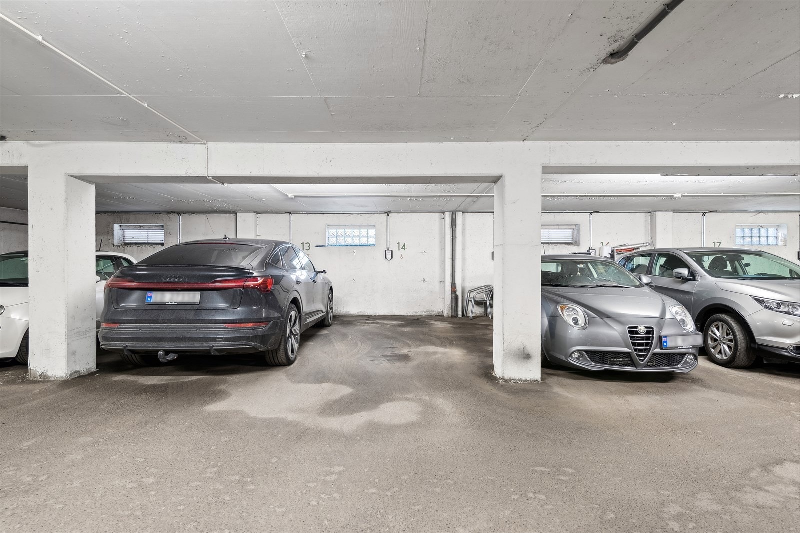 Det medfølger 1 biloppstillingsplass i felles garasjeanlegg Galleribilde