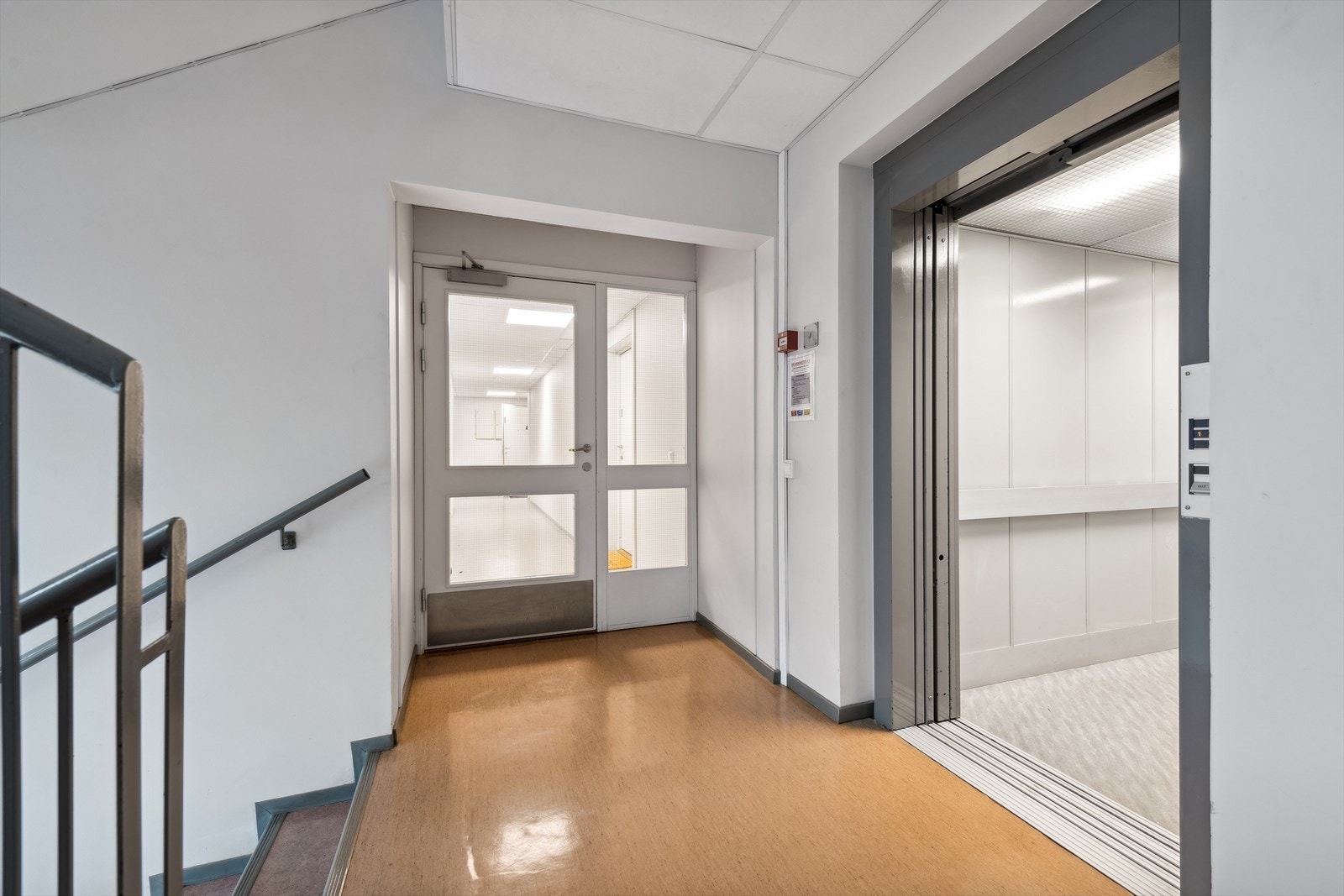 Heisadkomst fra inngangsparti til etasjen til leiligheten, og ned til parkeringsgarasjen Galleribilde