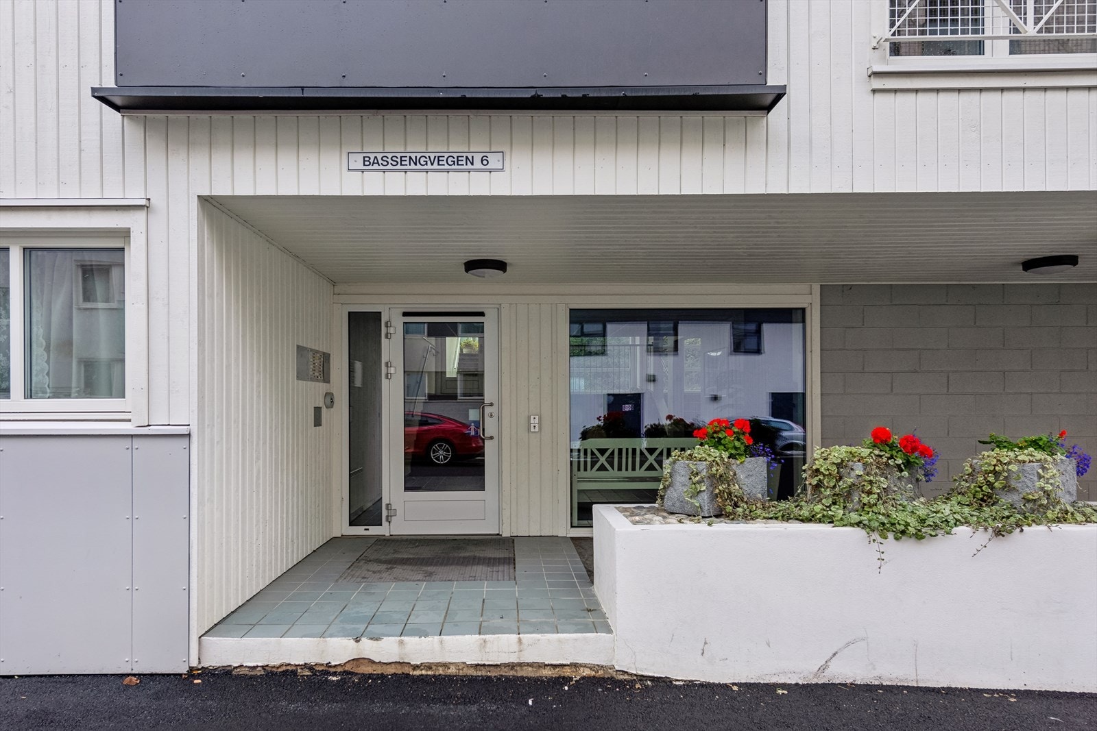 Inngangsparti har også rampe for trappefri adkomst Galleribilde