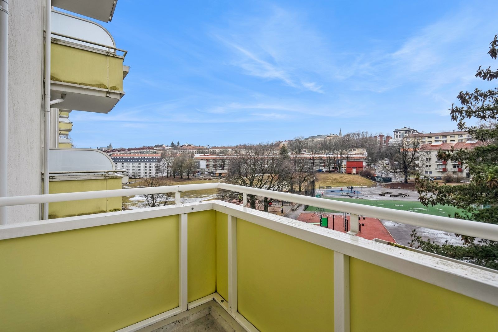 Hyggelig balkong med fin utsikt Galleribilde