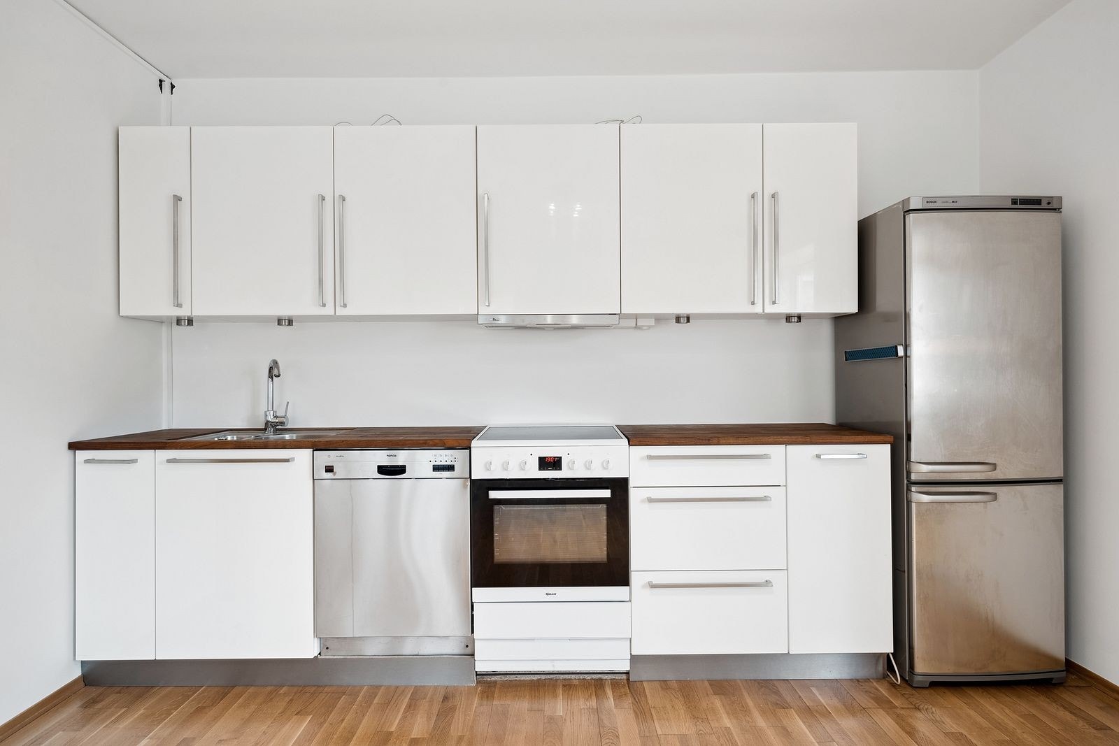 Pent kjøkken med hvitevarer Galleribilde