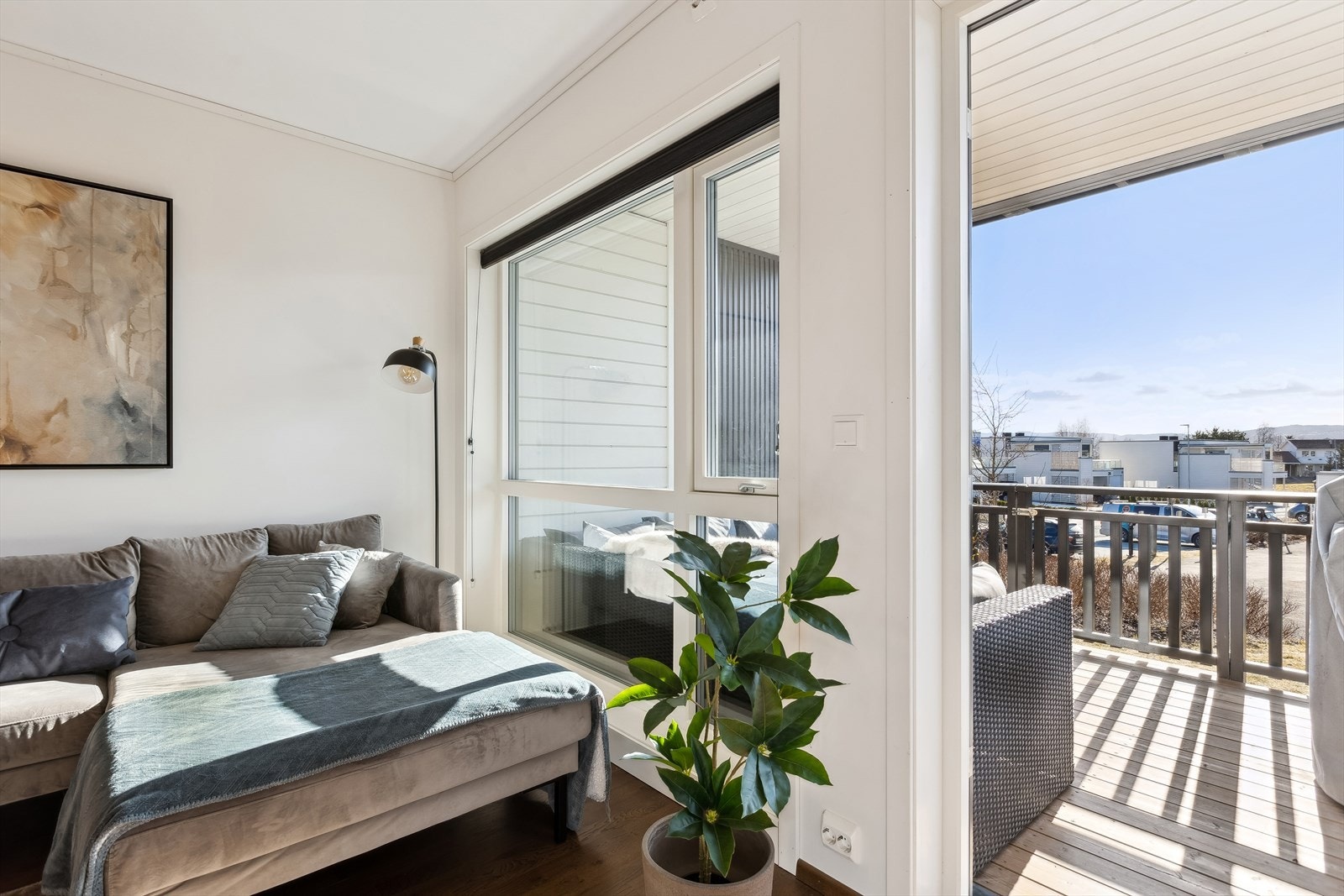 Fra stuen er det utgang til solrik terrasse. Galleribilde