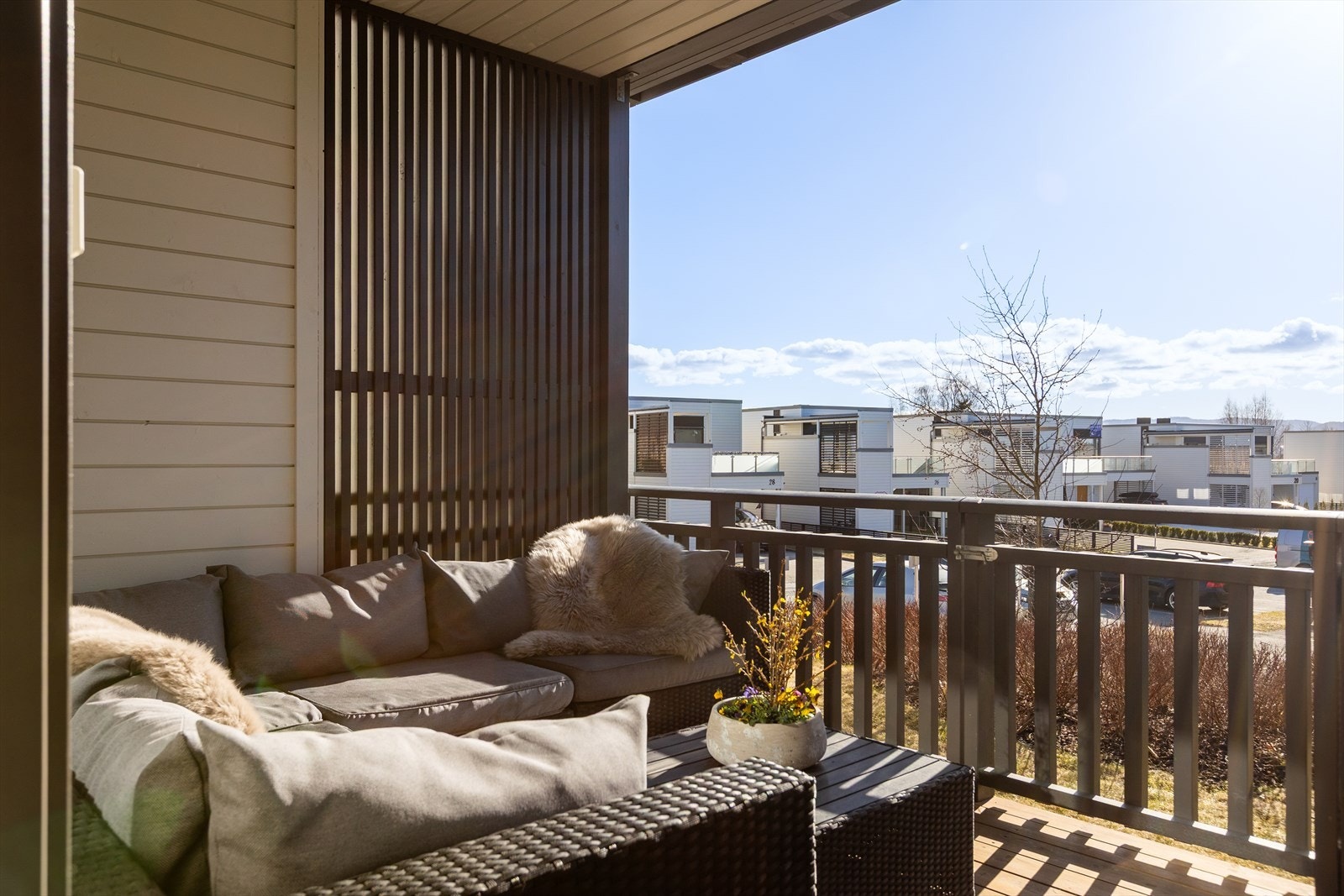 Flott terrasse med gode solforhold og utsikt mot fellesareal. Galleribilde
