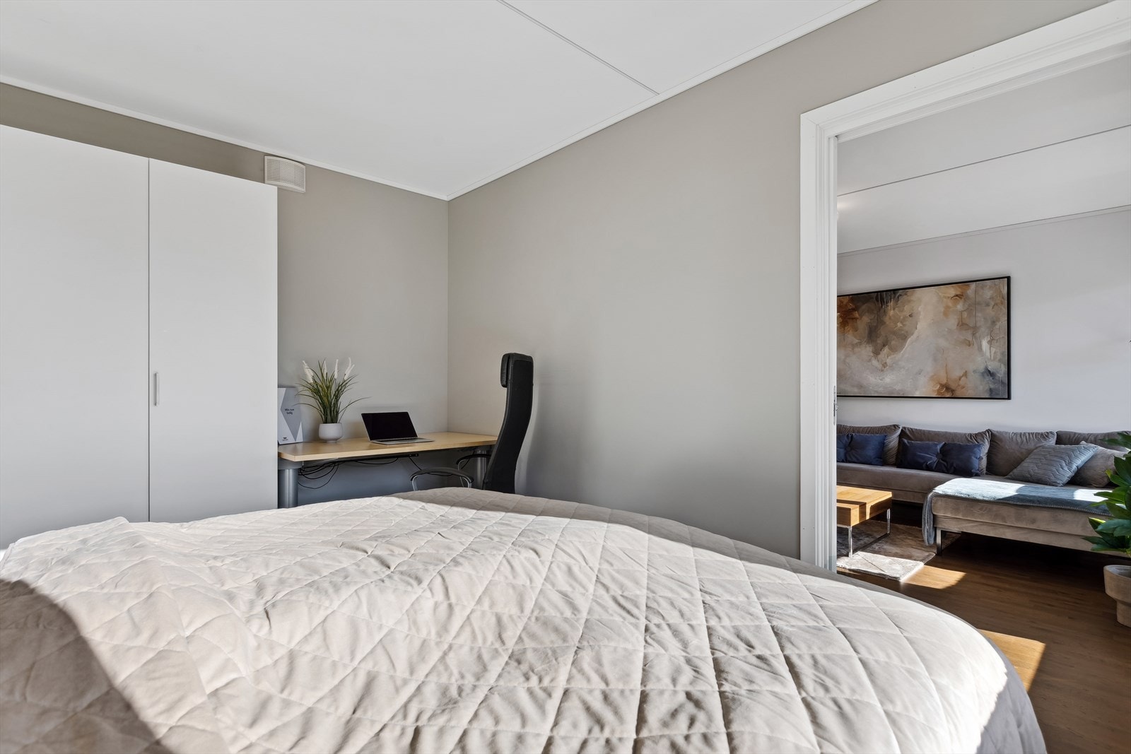 Soveromet er på 11 kvm og har god plass til både garderobeløsninger og kontorplass. Galleribilde