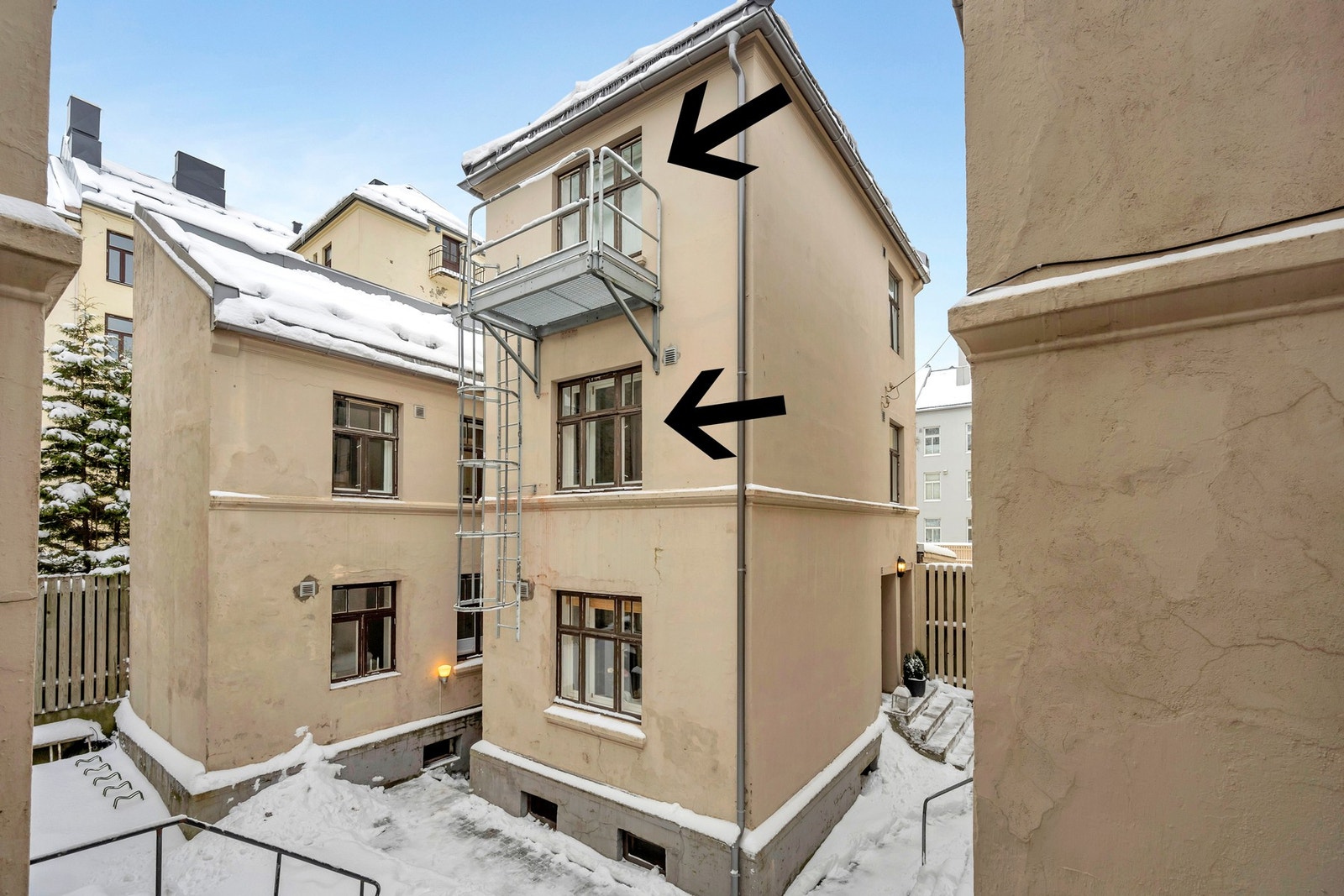 Fasade. Bygården ble oppsatt i 1904. Leiligheten disponerer også en egen bod i kjeller på hele 12 kvadratmeter. Galleribilde