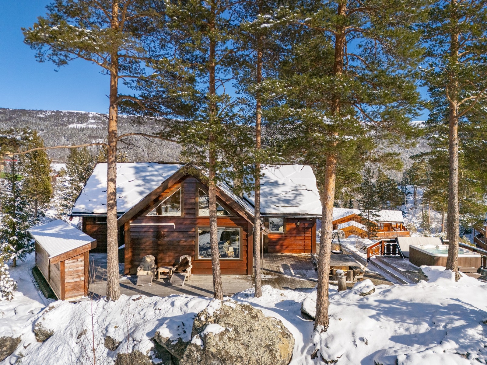 Hytta ligger utrolig flott til i terrenget. Galleribilde