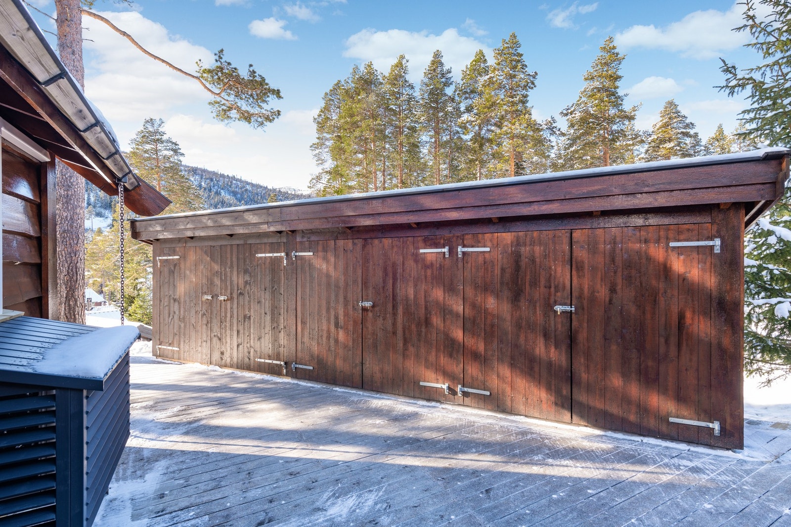 Stor, delvis nybygget bod med plass til alt av ski, ved, akebrett og ja, alt! Galleribilde